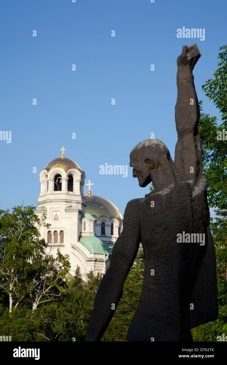 La Bulgaria, l'Europa, Sofia, Oborishte Park, giardino scultura Aleksandur framing Nevski Memorial Church. Foto Stock