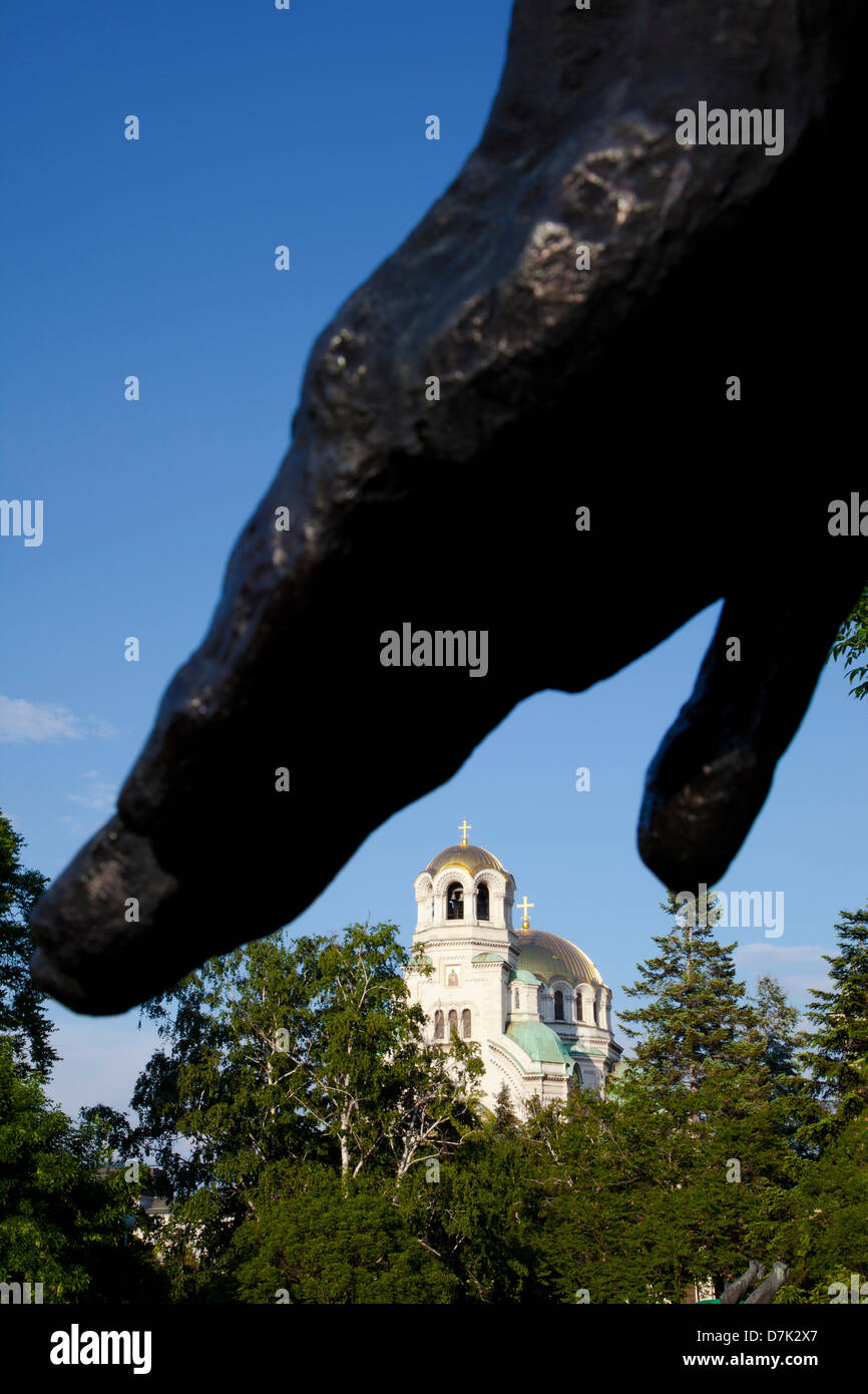 La Bulgaria, l'Europa, Sofia, mano parte del giardino scultura Aleksandur framing Nevski Memorial Church. Foto Stock