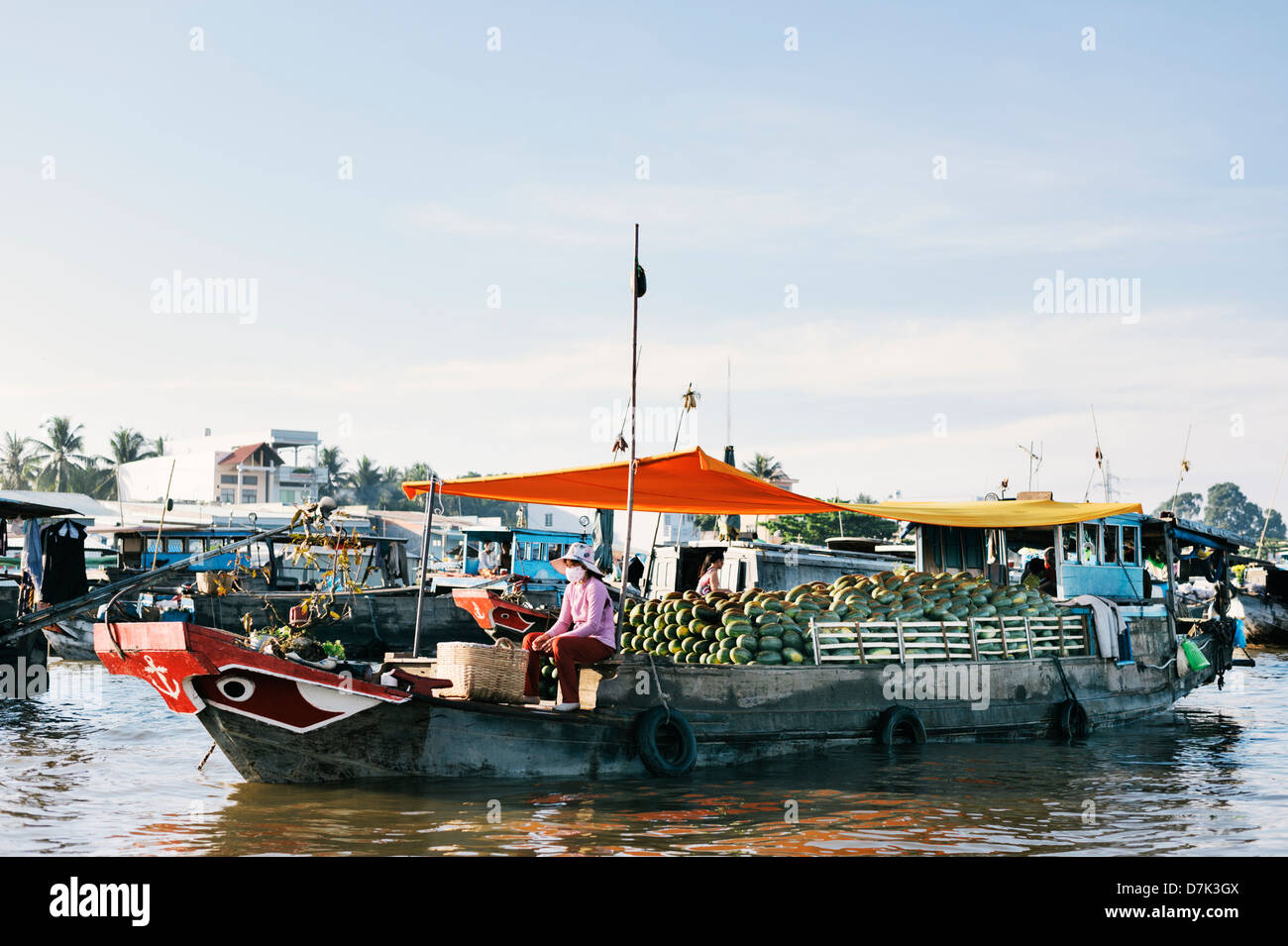 Can Tho, Vietnam - mercato galleggiante nel Delta del Mekong - una barca piena di cocomeri - tradizionale occhio sullo scafo Foto Stock