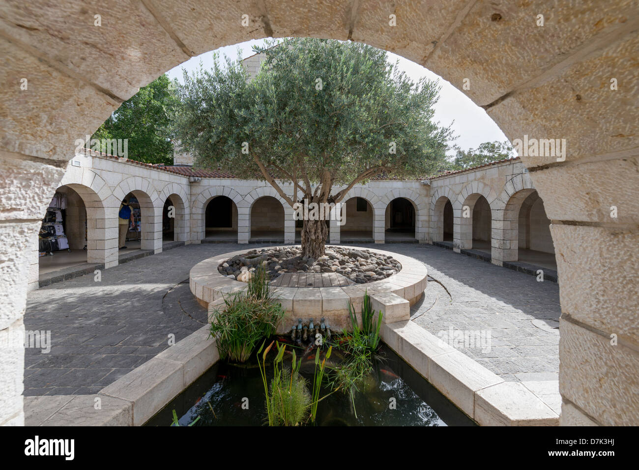 Il cortile della chiesa di ama e pesci, Tabgha, della Galilea, Israele Foto Stock