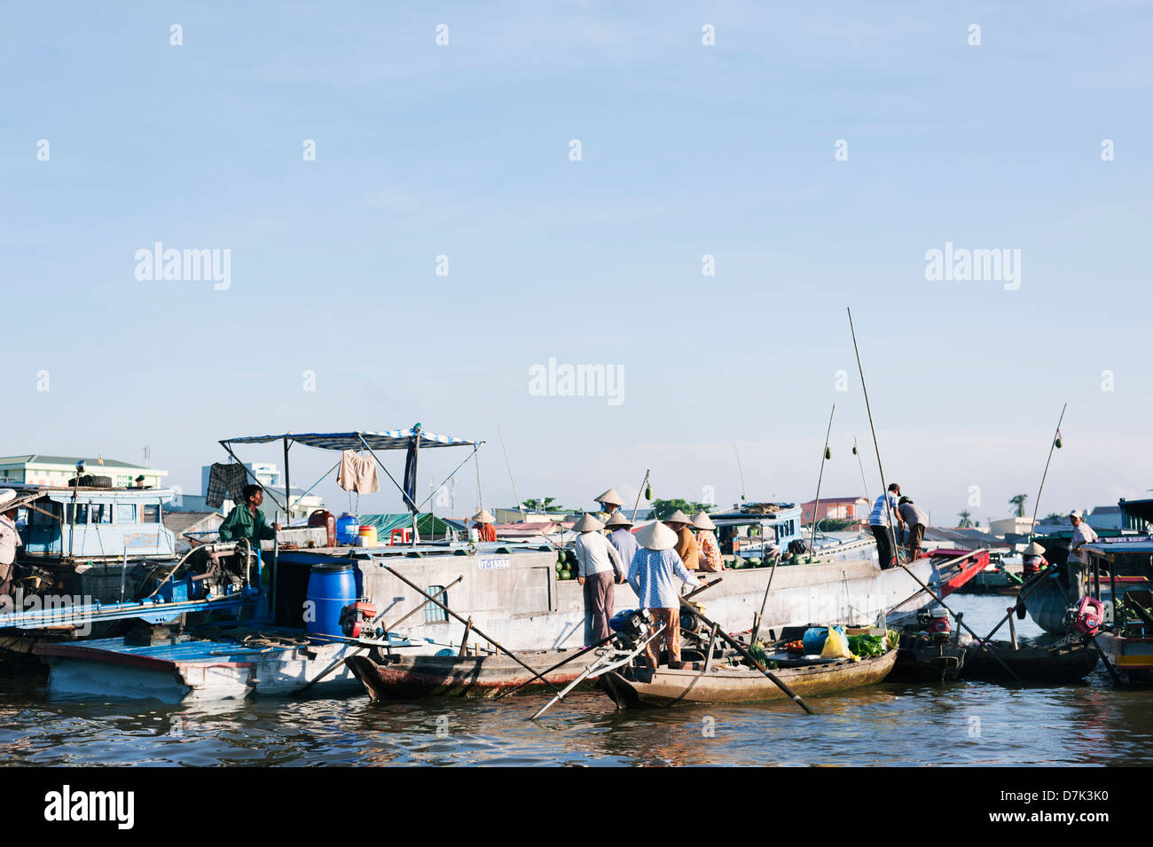 Can Tho, Vietnam - mercato galleggiante a Can Tho nel Delta del Mekong - donne che indossano tradizionali cappelli conici Foto Stock