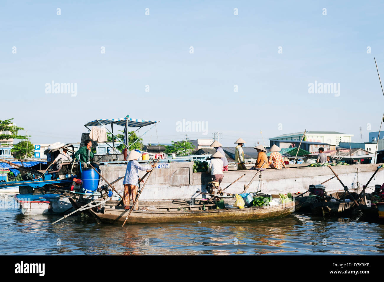 Can Tho, Vietnam - mercato galleggiante a Can Tho nel Delta del Mekong - donne che indossano tradizionali cappelli conici Foto Stock