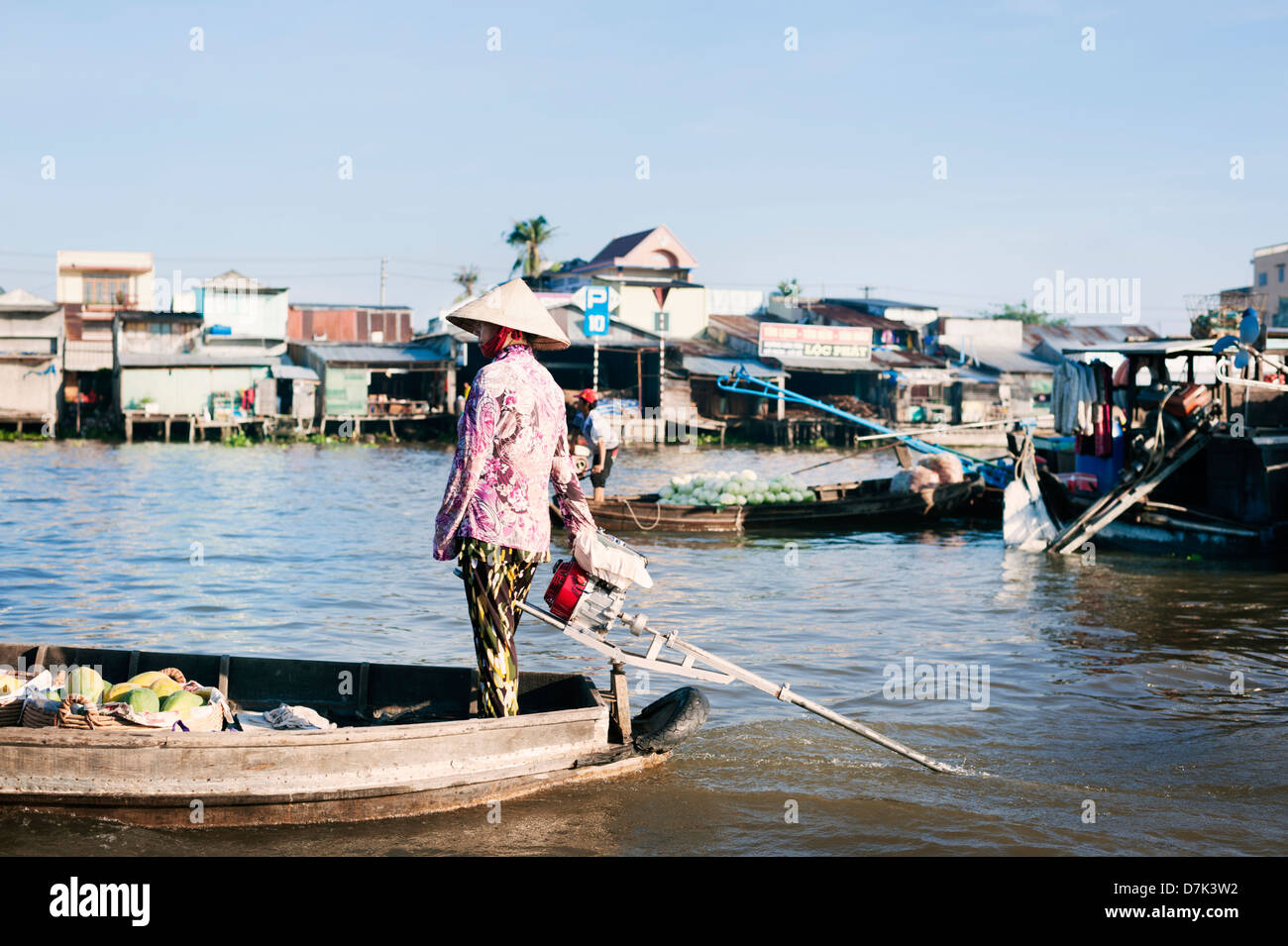 Can Tho, Vietnam - una donna che indossa un tradizionale cappello conico al mercato galleggiante a Can Tho nel Delta del Mekong Foto Stock