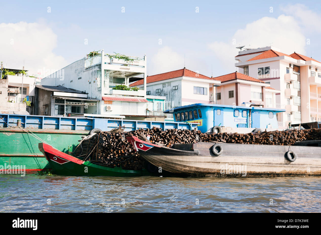 Can Tho, Delta del Mekong, Vietnam - barche caricate con il legname Foto Stock