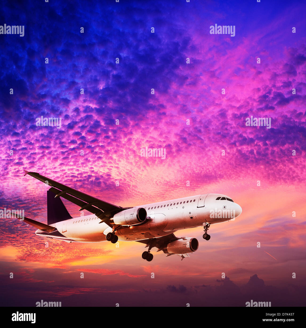Jet in un cielo al tramonto del tempo. Composizione quadrata. Foto Stock