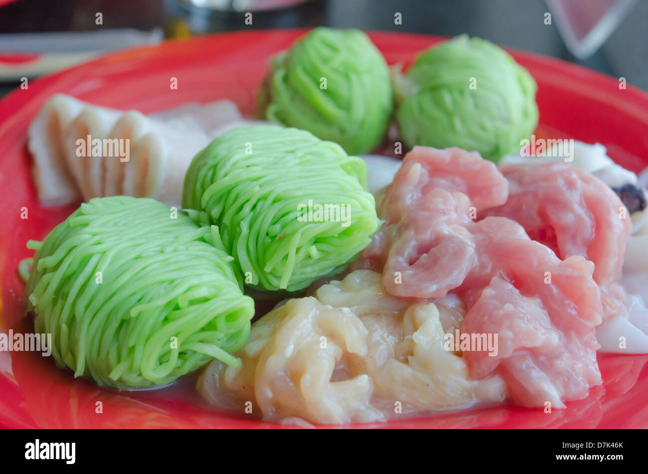 La carne cruda e verde a base di noodle per cucinare il cibo Foto Stock