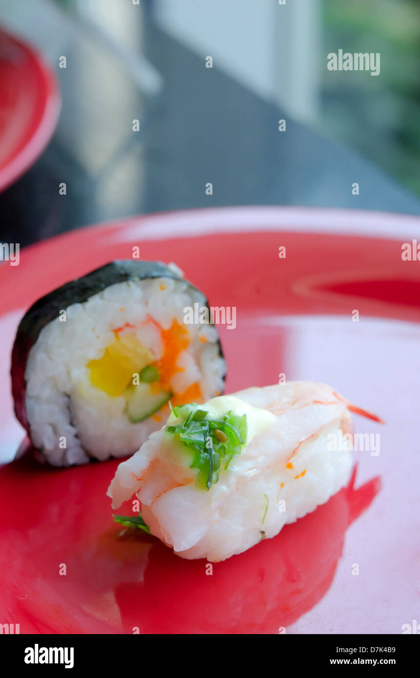 Il sushi con crema di formaggio e gamberetti sul piatto Foto Stock