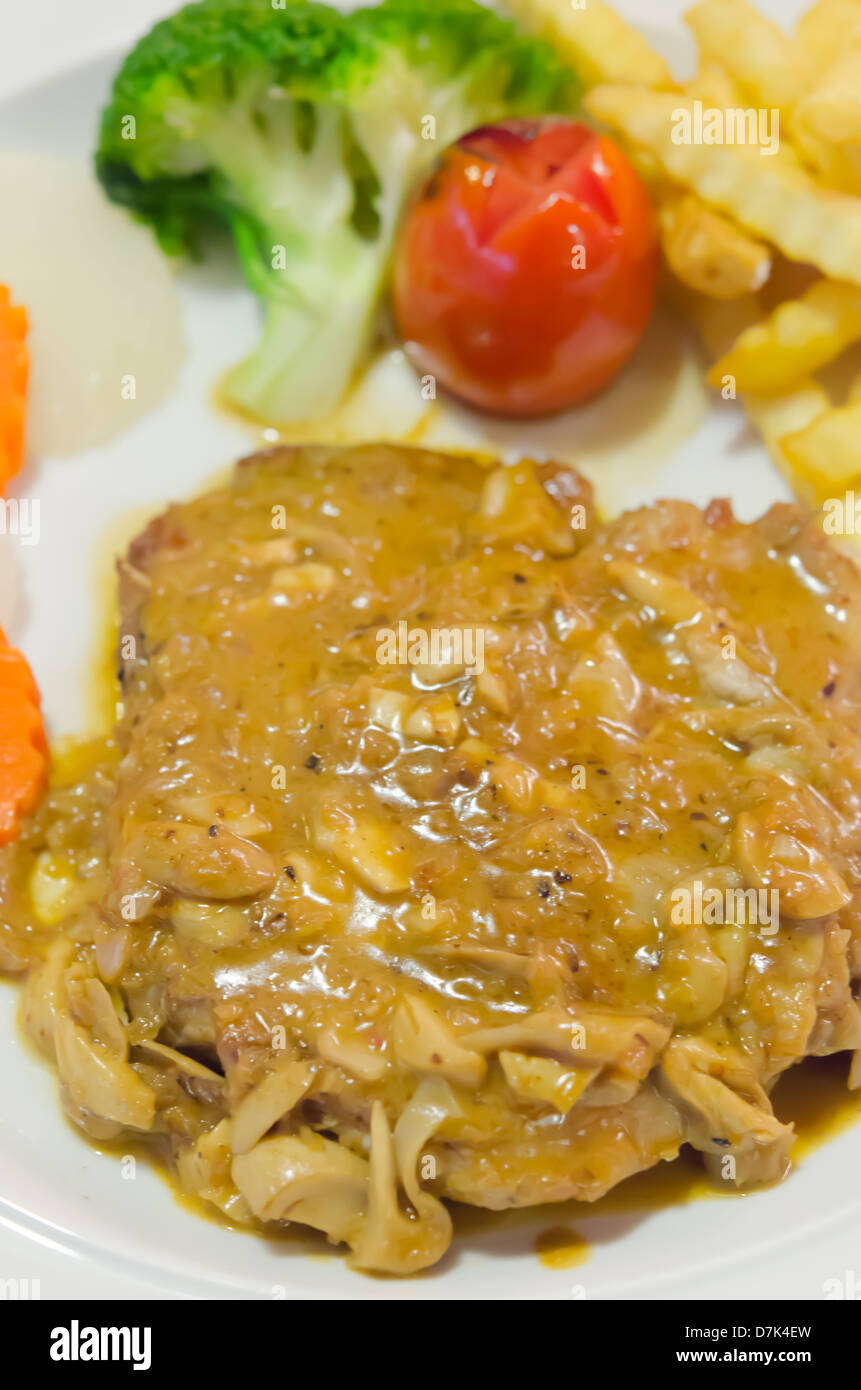 Vicino la carne di manzo con verdure e patate fritte Foto Stock