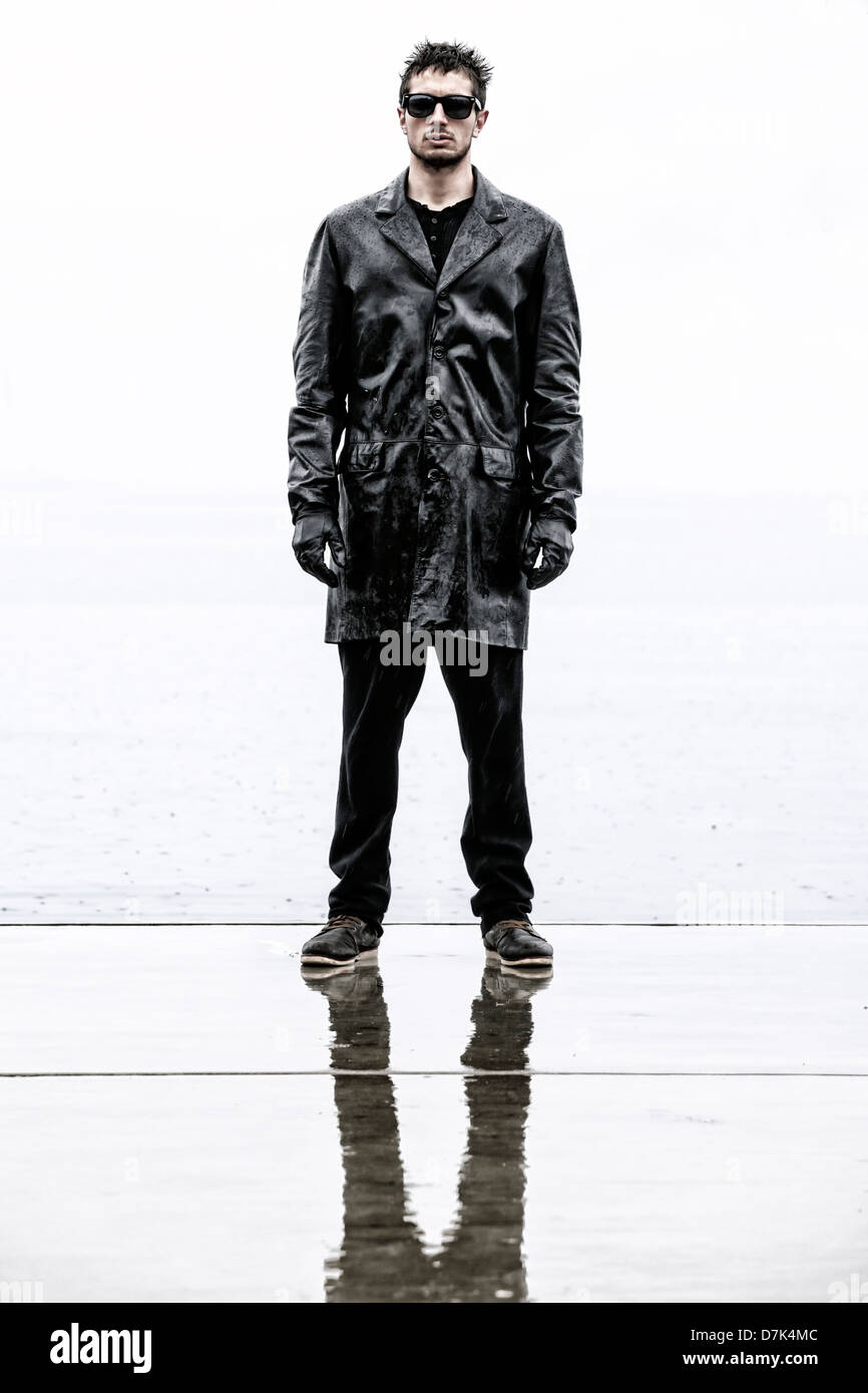 Un sinistro uomo in nero, wet giacca di pelle durante la pioggia Foto Stock