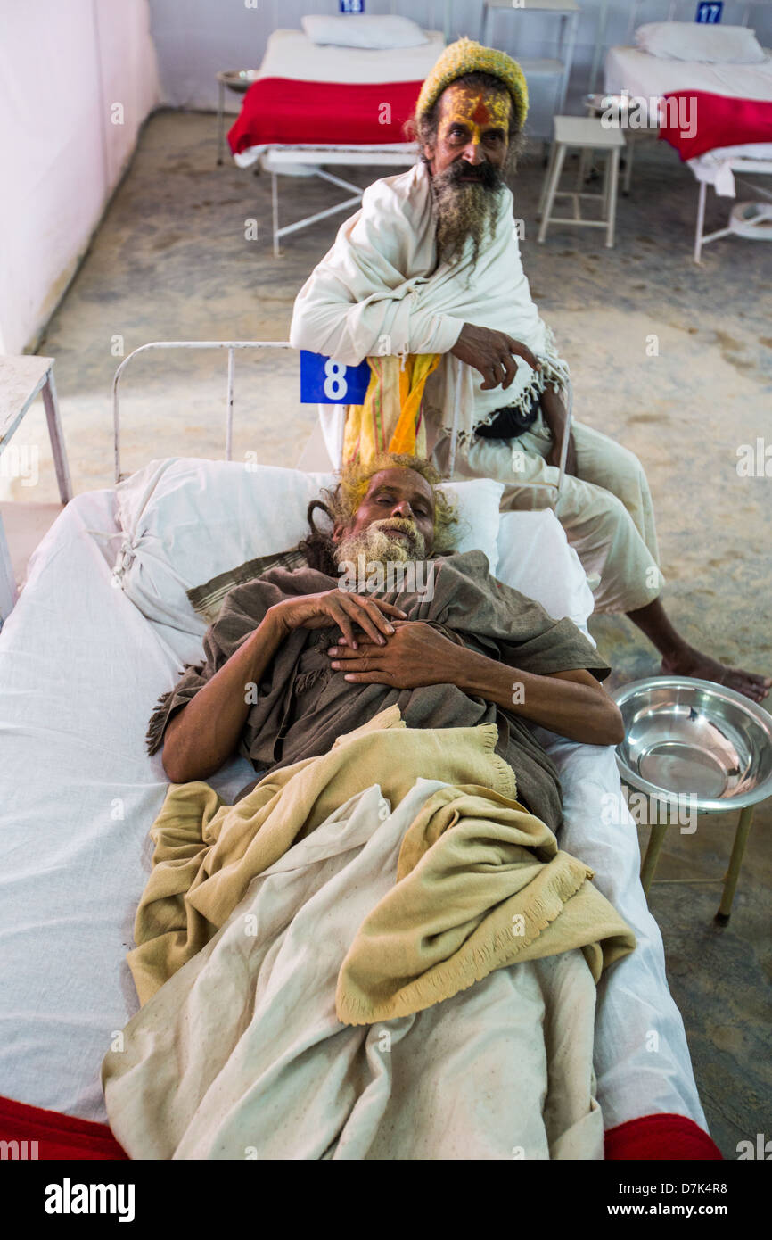 Paziente in uno degli ospedali da campo presso il Kumbh Mela, Allahabad, India Foto Stock