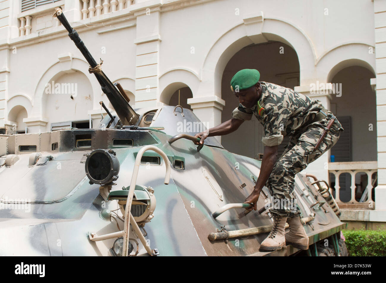 Bamako, in Mali. 8 maggio 2013. Esercito maliano soldati fissano il Palazzo del Presidente di Bamako, in Mali, 08 maggio 2013. Dopo un colpo di stato militare nel 2012, le elezioni democratiche sono programmate per il mese di luglio 2013 in Mali. Foto: Maurizio Gambarini/dpa/Alamy Live News Foto Stock