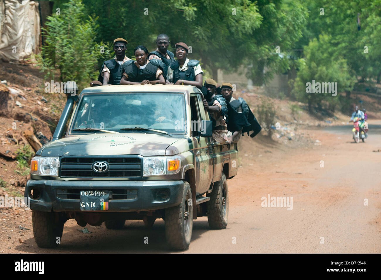 Bamako, in Mali. 8 maggio 2013. Maliano soldati dell esercito pattuglia di Bamako, in Mali, 08 maggio 2013. Dopo un colpo di stato militare nel 2012, le elezioni democratiche sono programmate per il mese di luglio 2013 in Mali. Foto: Maurizio Gambarini/dpa/Alamy Live News Foto Stock