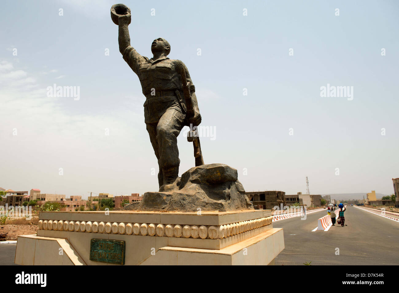 Due donne a piedi passato il monumento della vittoria dell'esercito maliano a Bamako capitale del Mali, 08 maggio 2013. Dopo un colpo di stato militare nel 2012, le elezioni democratiche sono programmate per il mese di luglio 2013 in Mali. Foto: Maurizio Gambarini Foto Stock