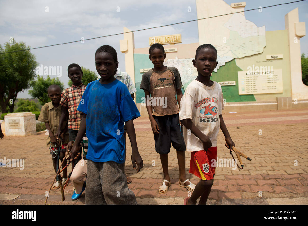 I bambini giocano davanti al Palazzo del Presidente a Bamako capitale del Mali, 08 maggio 2013. Dopo un colpo di stato militare nel 2012, le elezioni democratiche sono programmate per il mese di luglio 2013 in Mali. Foto: Maurizio Gambarini Foto Stock