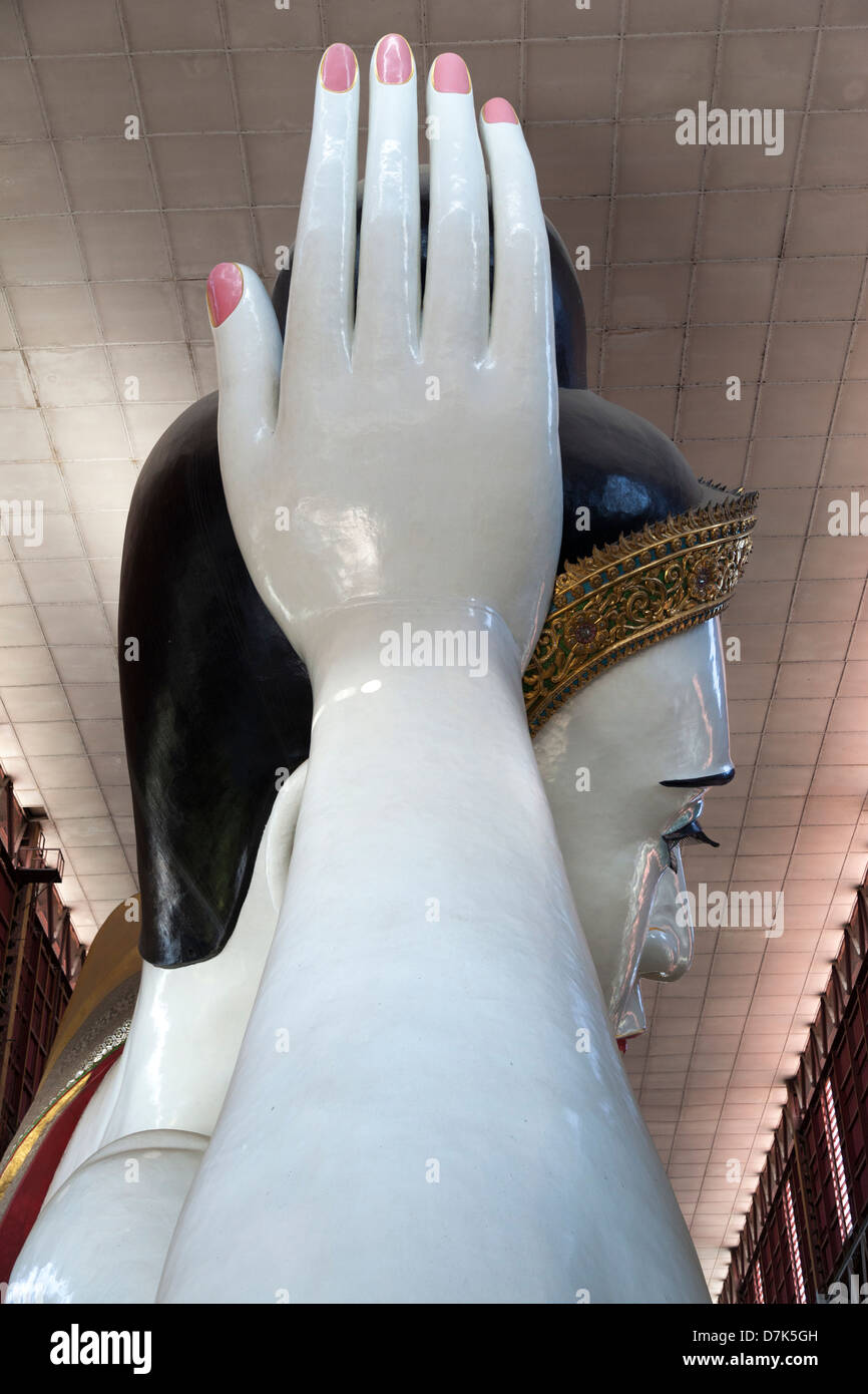 Il braccio e la mano del Buddha reclinato a Chauk Htat Gyi, Yangon, Myanmar Foto Stock