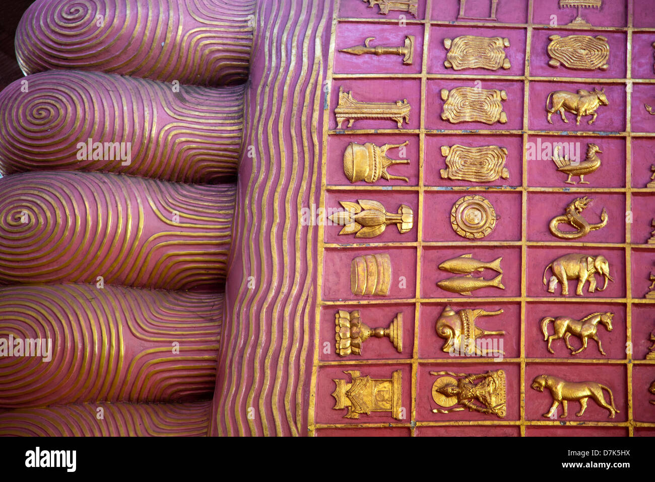 Lakshanas astrologici coprire i piedi del Buddha reclinato a Chauk Htat Gyi, Yangon, Myanmar 2 Foto Stock