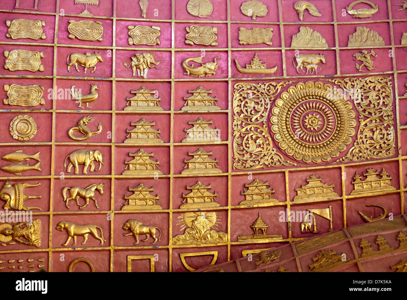 Lakshanas astrologici coprire i piedi del Buddha reclinato a Chauk Htat Gyi, Yangon, Myanmar 1 Foto Stock