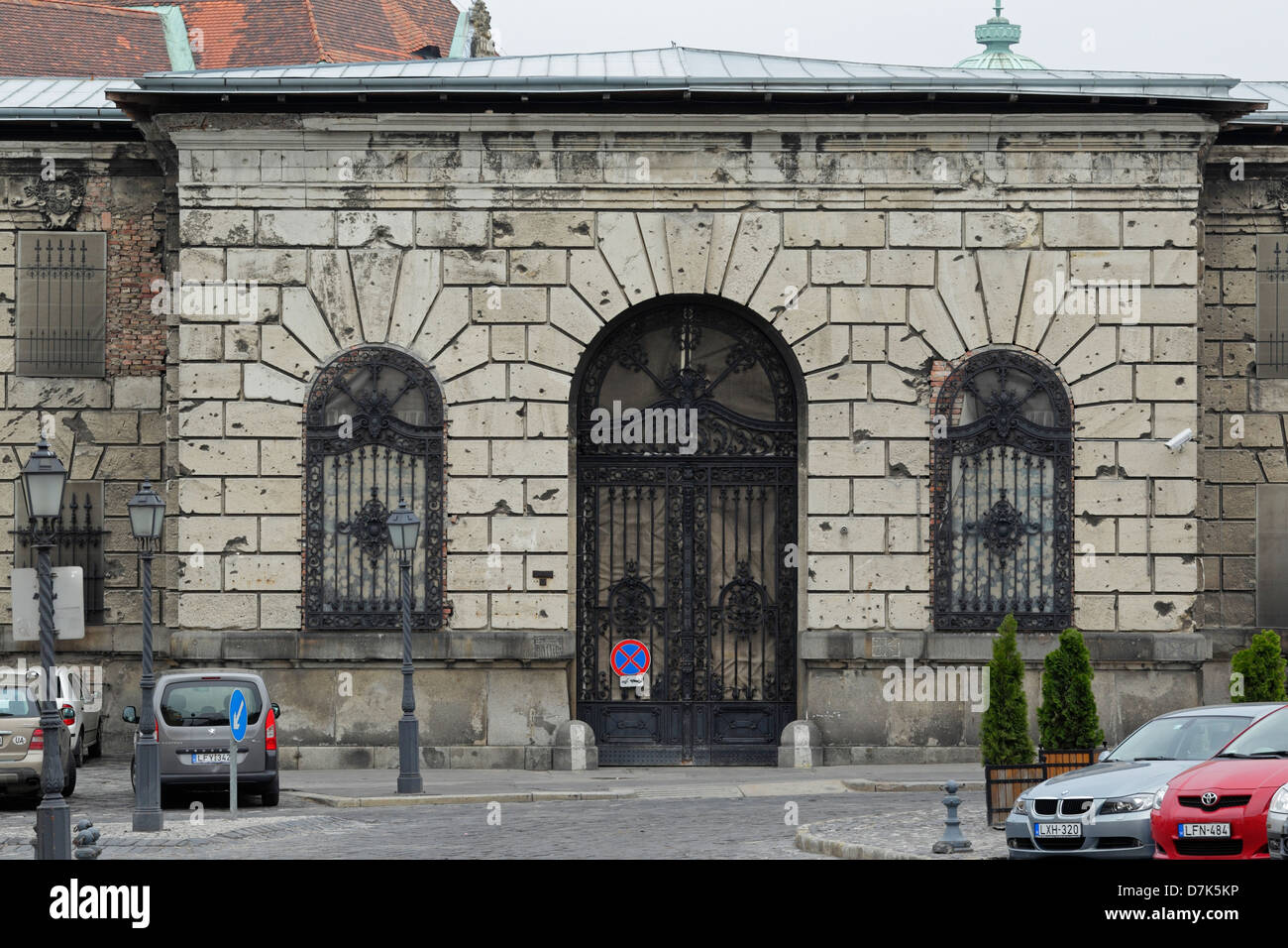 Edificio con fori di proiettile sul DIS2 ter nel quartiere del castello di Budapest, Foto Stock