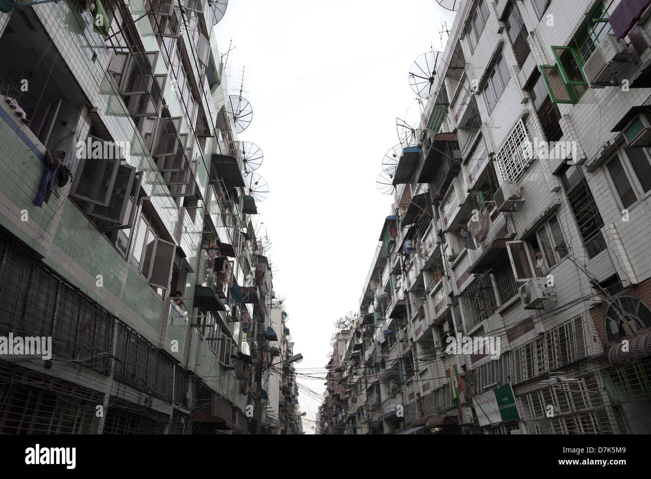 Gaunt street foderato con antenne paraboliche nel centro di Yangon, Myanmar 8 Foto Stock