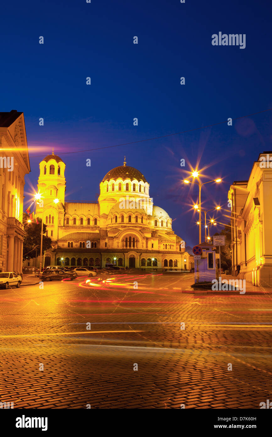 La Bulgaria, l'Europa, Sofia, illuminato Aleksandur Nevski Memorial Church da Ploshtad Assemblea Nazionale Square. Foto Stock