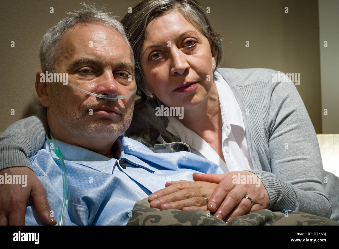 Ansiosi senior moglie mentre tiene il suo marito malato in clinica Foto Stock