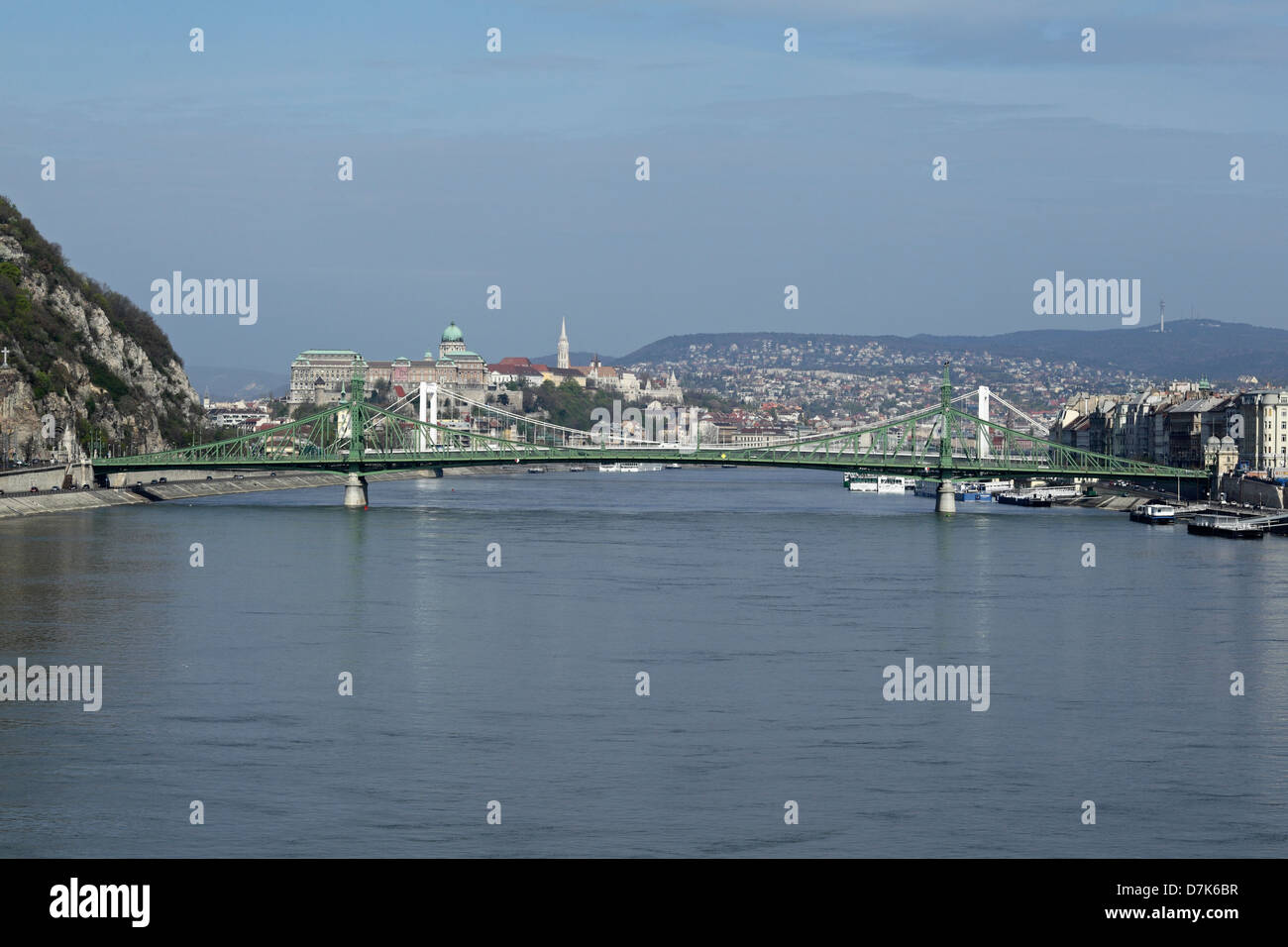 Liberty ponte che attraversa il fiume Danubio, Budapest Foto Stock