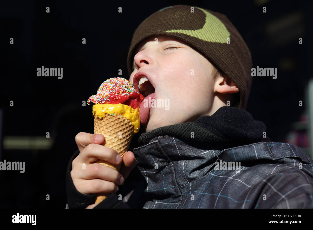 Berlino, Germania, ragazzo di mangiare un gelato Foto Stock