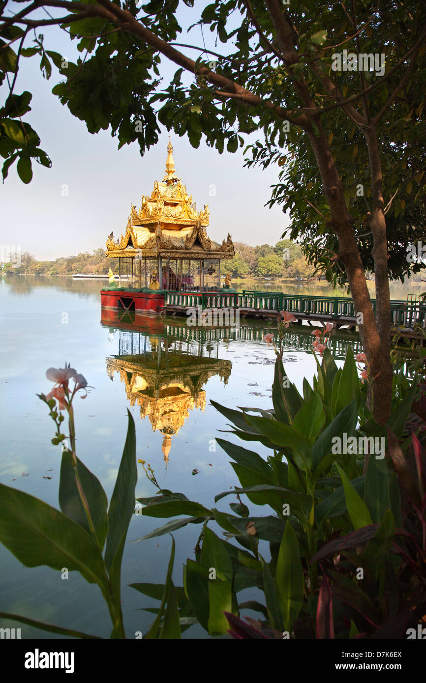 Shady pavilion con guglia storta sul lago Kandawgyi, Yangon, Myanmar 2 Foto Stock