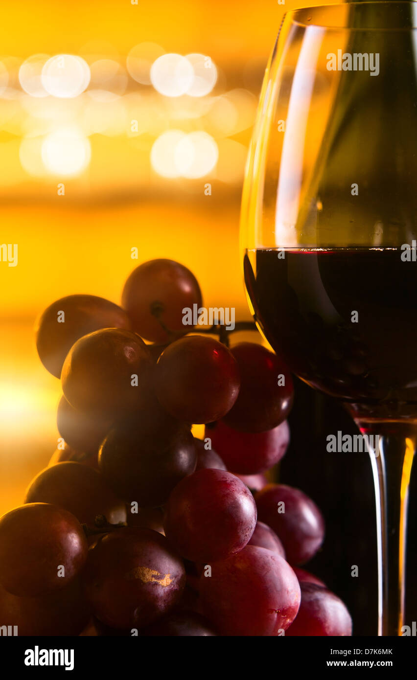 Uva rossa e vetro con un bicchiere di vino rosso Foto Stock