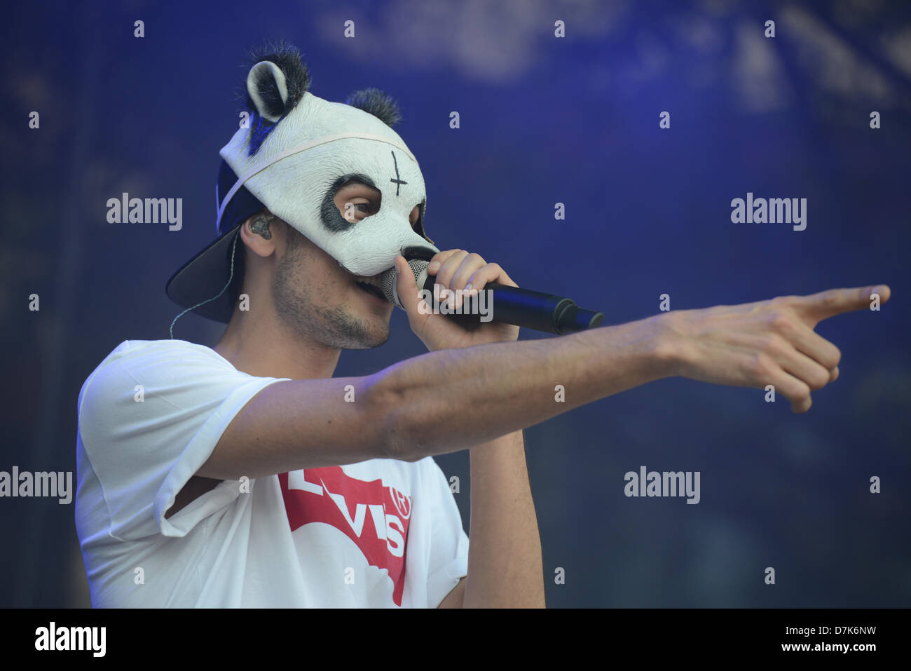 Muelheim, Germania. 8 maggio 2013. Il rapper tedesco Cro esegue sul palco durante un concerto a Muelheim, Germania, 08 maggio 2013. Foto: Jan Knoff/dpa/Alamy Live News Foto Stock