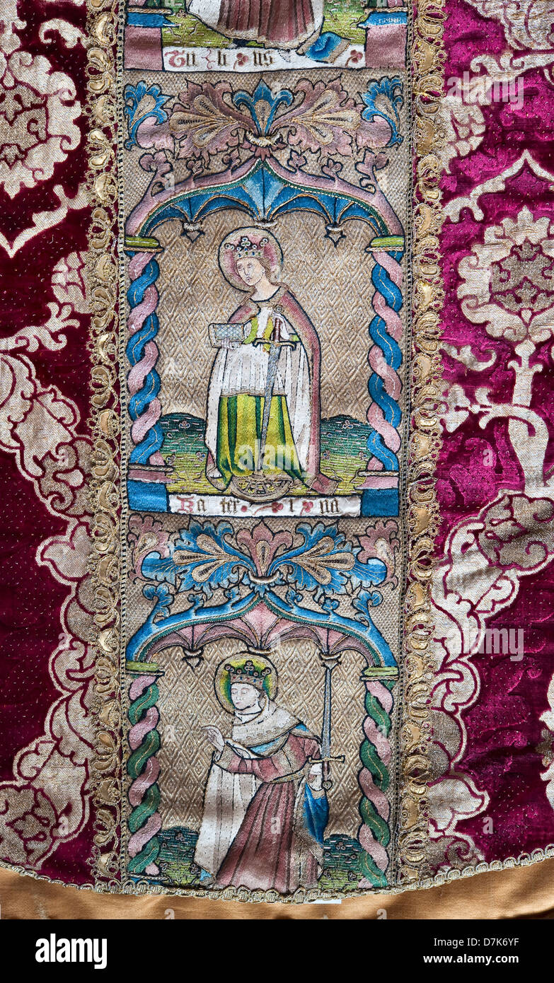 Un dettaglio di una cope medievale finemente ricamata, da indossare da un sacerdote cattolico (UK) Foto Stock Un dettaglio di una cope medievale finemente ricamata, da indossare da un sacerdote cattolico (UK) Foto Stock