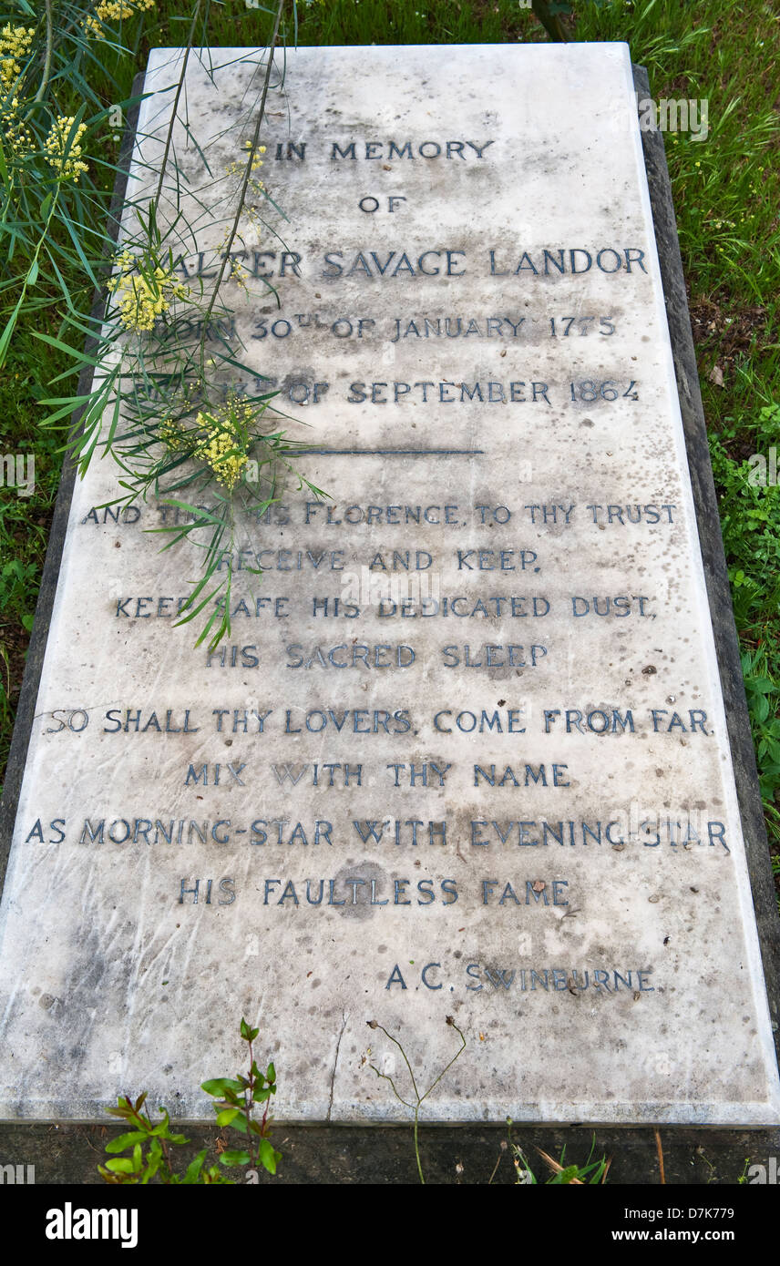 La tomba del grande scrittore e poeta inglese del 19c Walter Savage Landor nel Cimitero degli Inglesi, Firenze, Italia. Una mimosa cresce accanto alla sua tomba Foto Stock