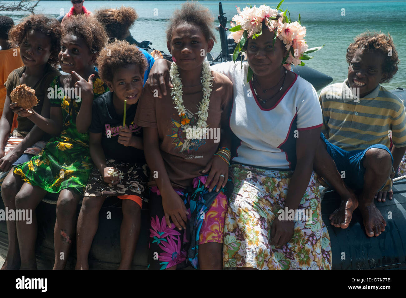 Gli isolani di Melanesian accolgono i visitatori del loro villaggio sull'isola di onMakira (San Cristobal), nella provincia di Makira-Ulawa, un angolo remoto delle Isole Salomone Foto Stock