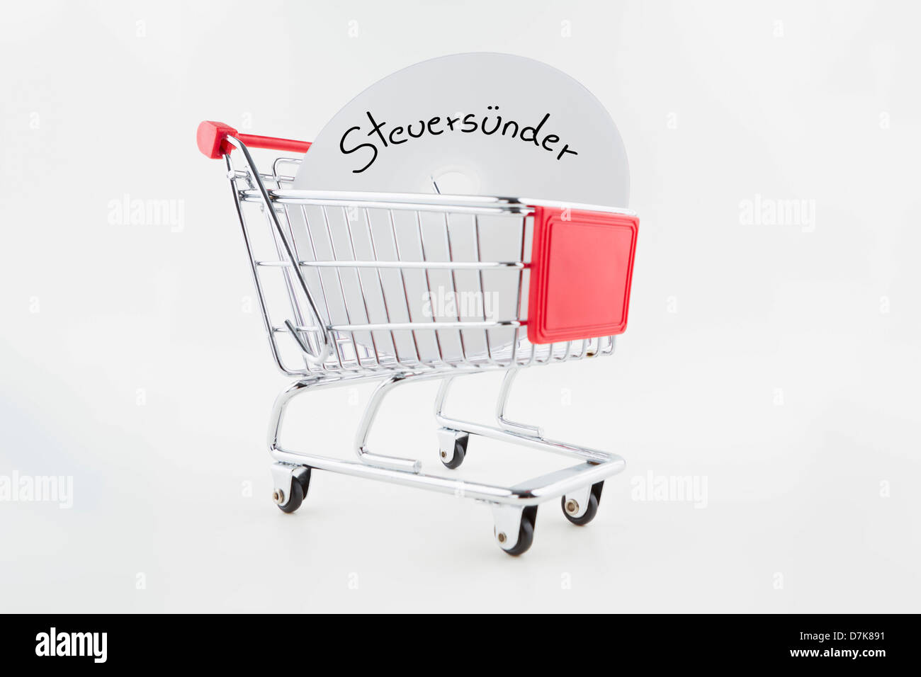 Carrello con compact disc su sfondo bianco Foto Stock