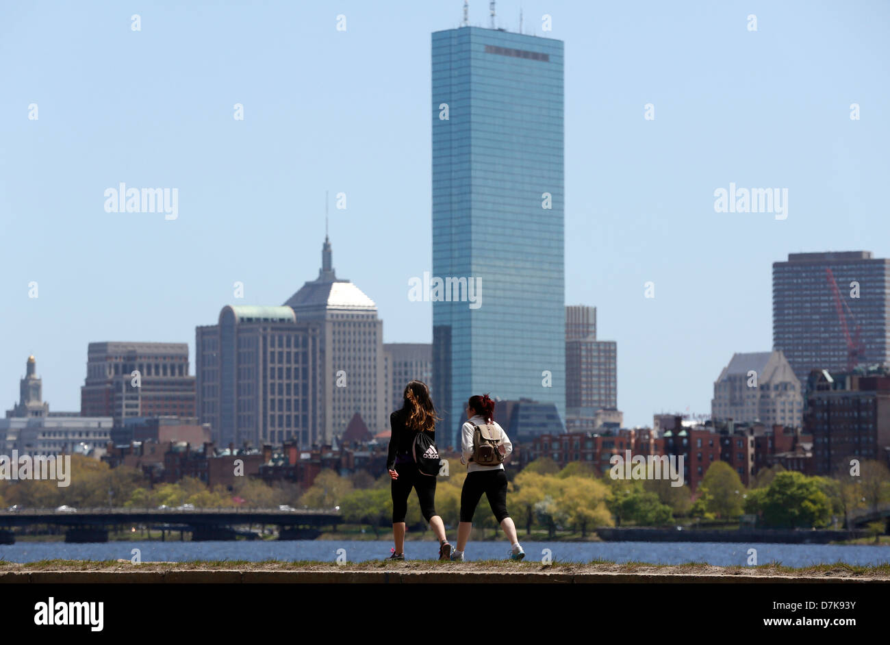 La gente a piedi lungo il Fiume Charles di Cambridge, in Massachusetts con la Boston Back Bay skyline in background Foto Stock