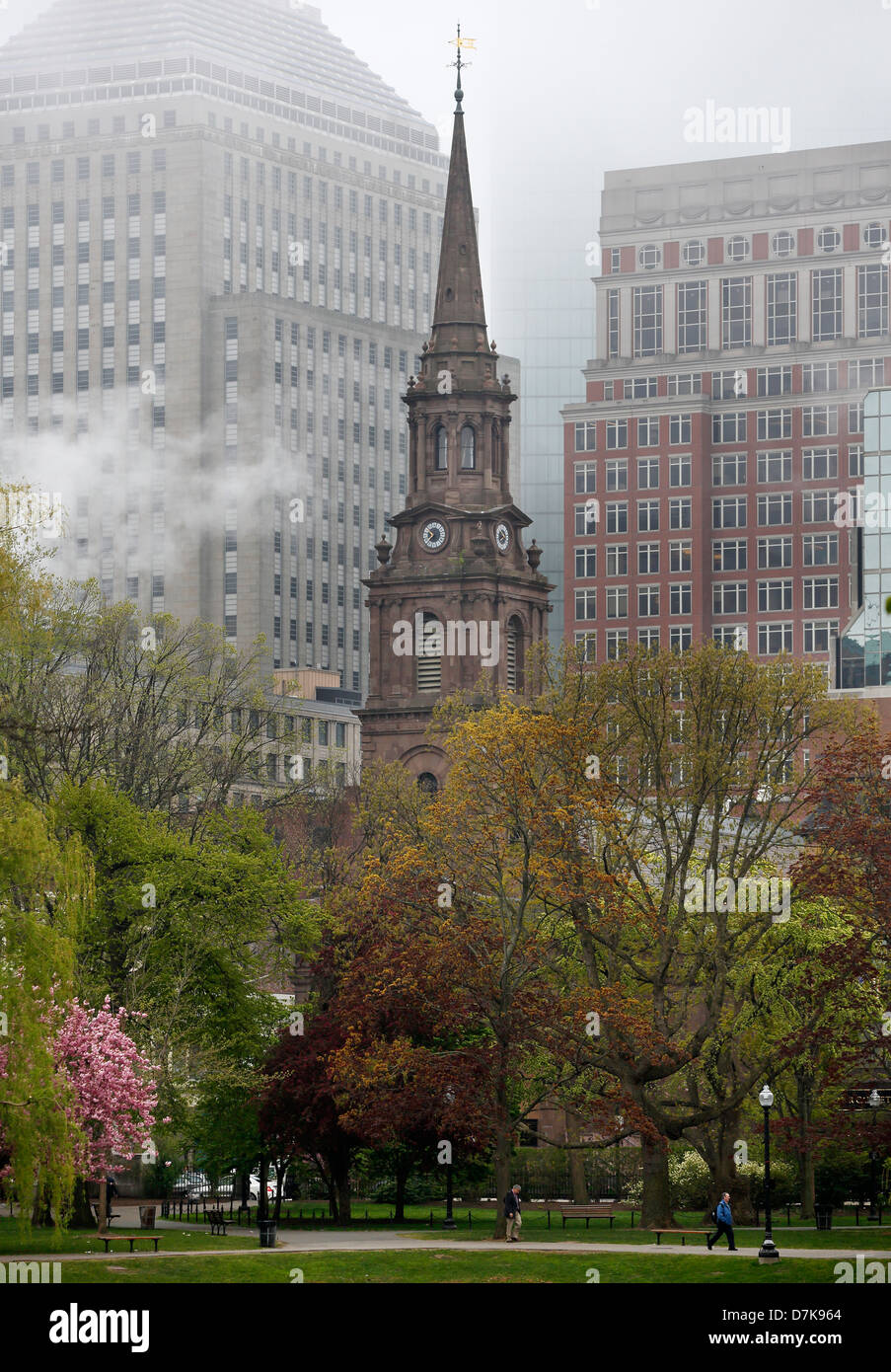Arlington Street Chiesa, il giardino pubblico, Back Bay skyline di Boston, Massachusetts Foto Stock