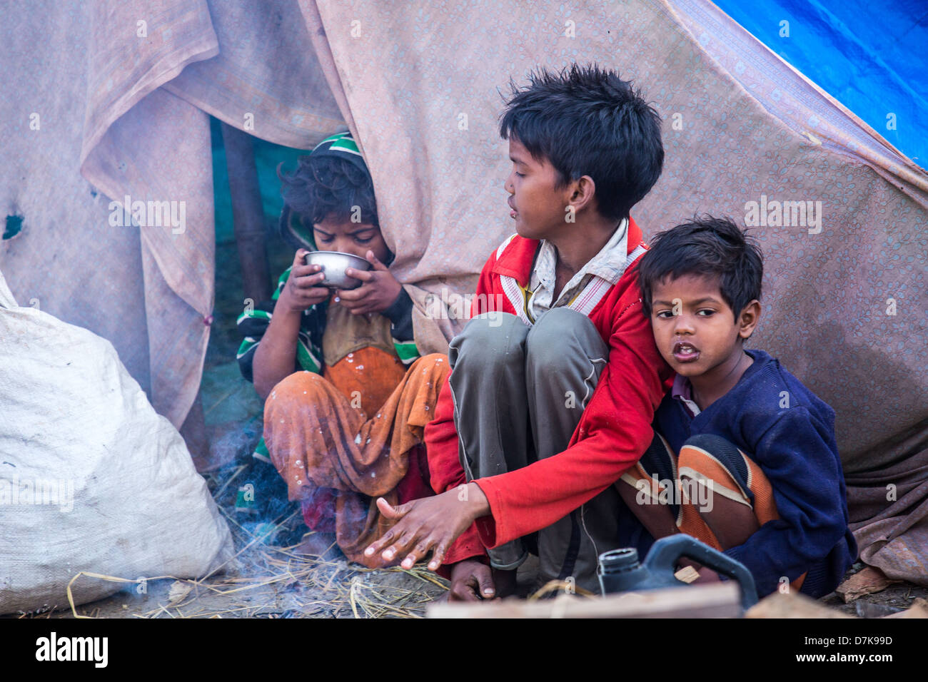 I bambini che vivono in una tenda village, Allahabad, India Foto Stock