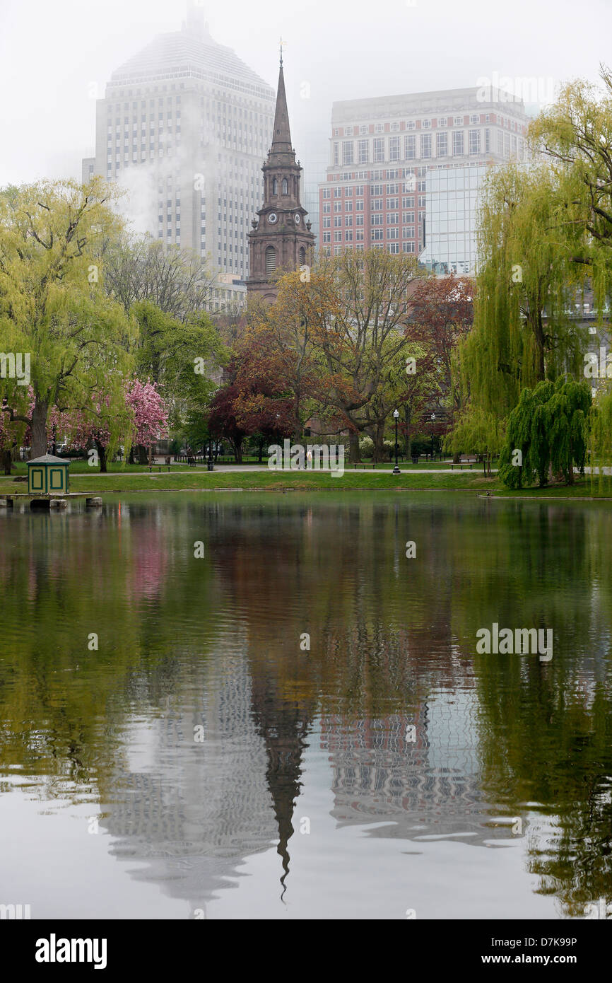 Arlington Street Chiesa riflessa nello stagno nel giardino pubblico di Boston, Massachusetts Foto Stock