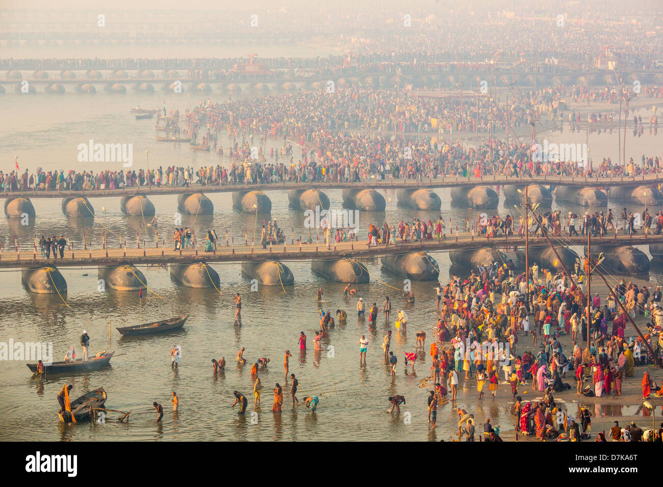 Affollata attraversa per mezzo di pontoni ponti durante il Kumbh Mela, Allahabad, India Foto Stock