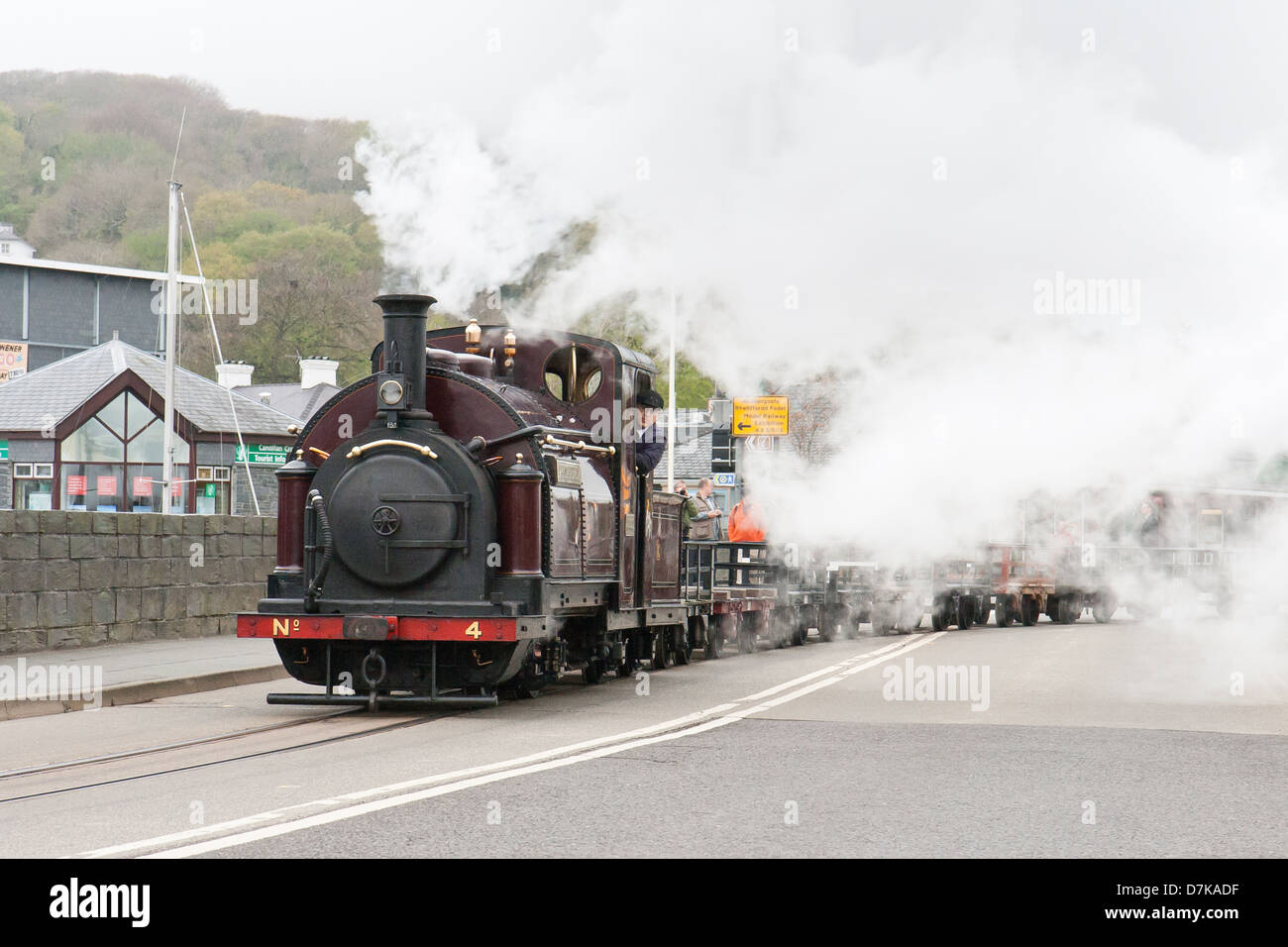 Una locomotiva a vapore tirando un treno merci della Ferrovia Ffestiniog a Porthmadog, Galles Foto Stock