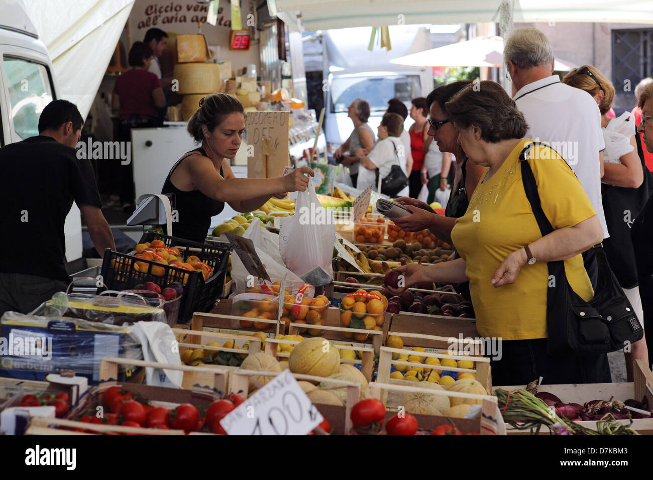 Aquapendente, Italia, donne di acquistare i frutti di un mercato Foto Stock