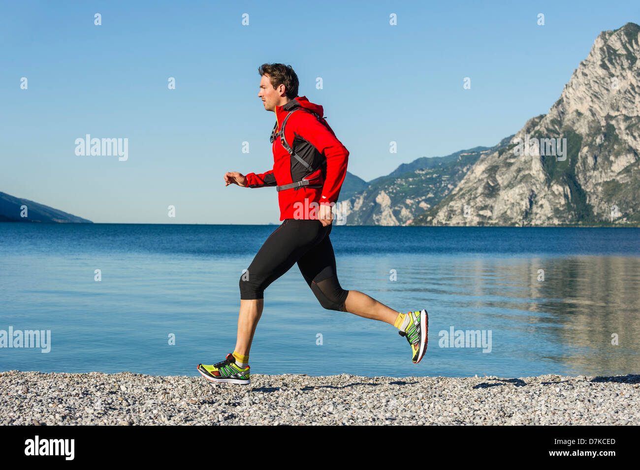 L'Italia, metà uomo adulto jogging sul Lago di Garda Foto Stock