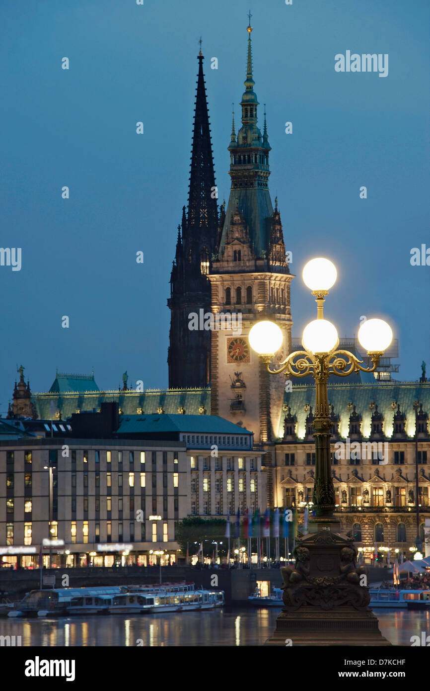 Germania, Amburgo, vista di San Nicolas la Chiesa e il municipio al lago Binnenalster Foto Stock
