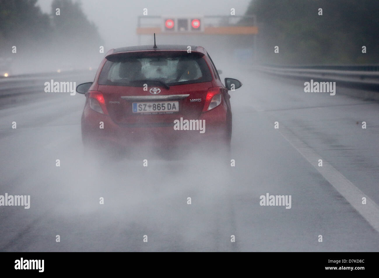Nösslach, Austria, simbolo foto, scarsa visibilità sull'autostrada sotto la pioggia Foto Stock