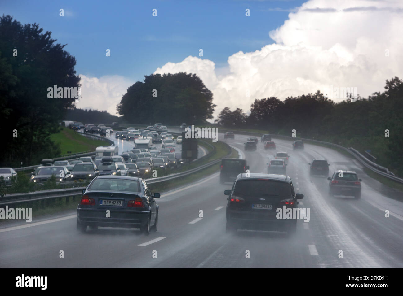 Dettendorf, Germania, pioggia-imbevuta su asfalto dell'autostrada A8 Foto Stock