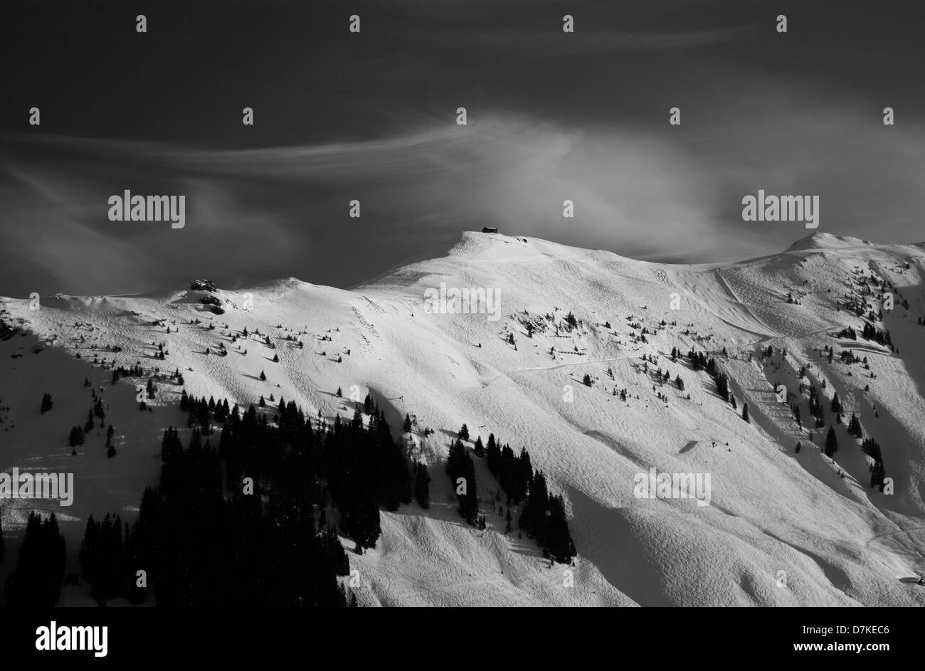 Vista invernale delle Alpi austriache con il blu del cielo e la neve e Kitzbuhel, Austria Foto Stock