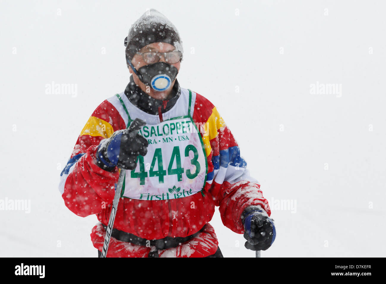 Rune Gustafsson, di anni 80, si avvicina alla fine della Mora Vasaloppet 13 km freestyle in neve accecante il 10 febbraio 2013. Foto Stock
