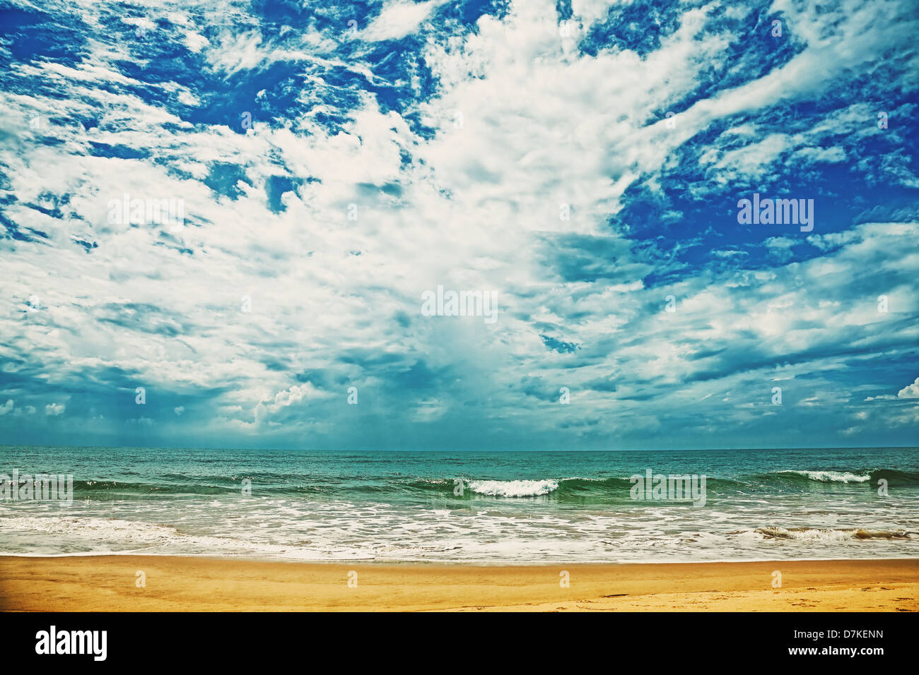 Spiaggia di sabbia, oceano e cielo nuvoloso. hdr Foto Stock