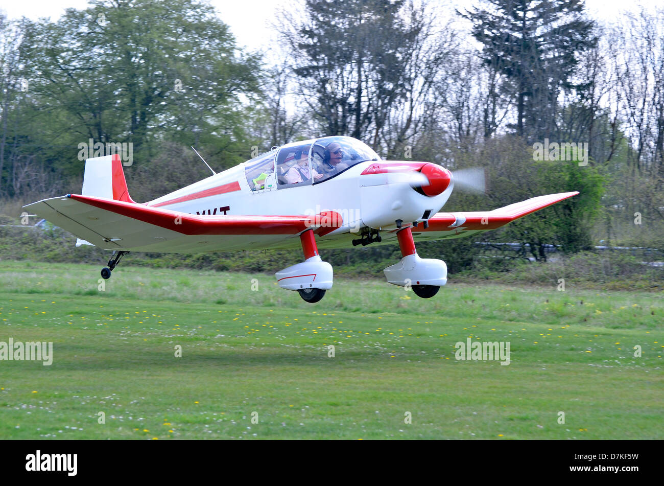 Uno "Jodel" D140 aeromobili leggeri che ha appena decollato da una pista di atterraggio per aerei di erba. Foto Stock