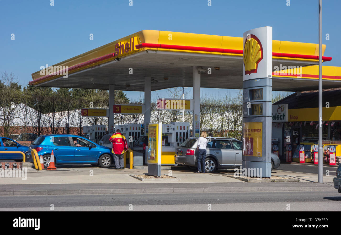 Distributore di benzina Shell, lady il rifornimento di auto, Dorset, Inghilterra, Regno Unito. Europa Foto Stock